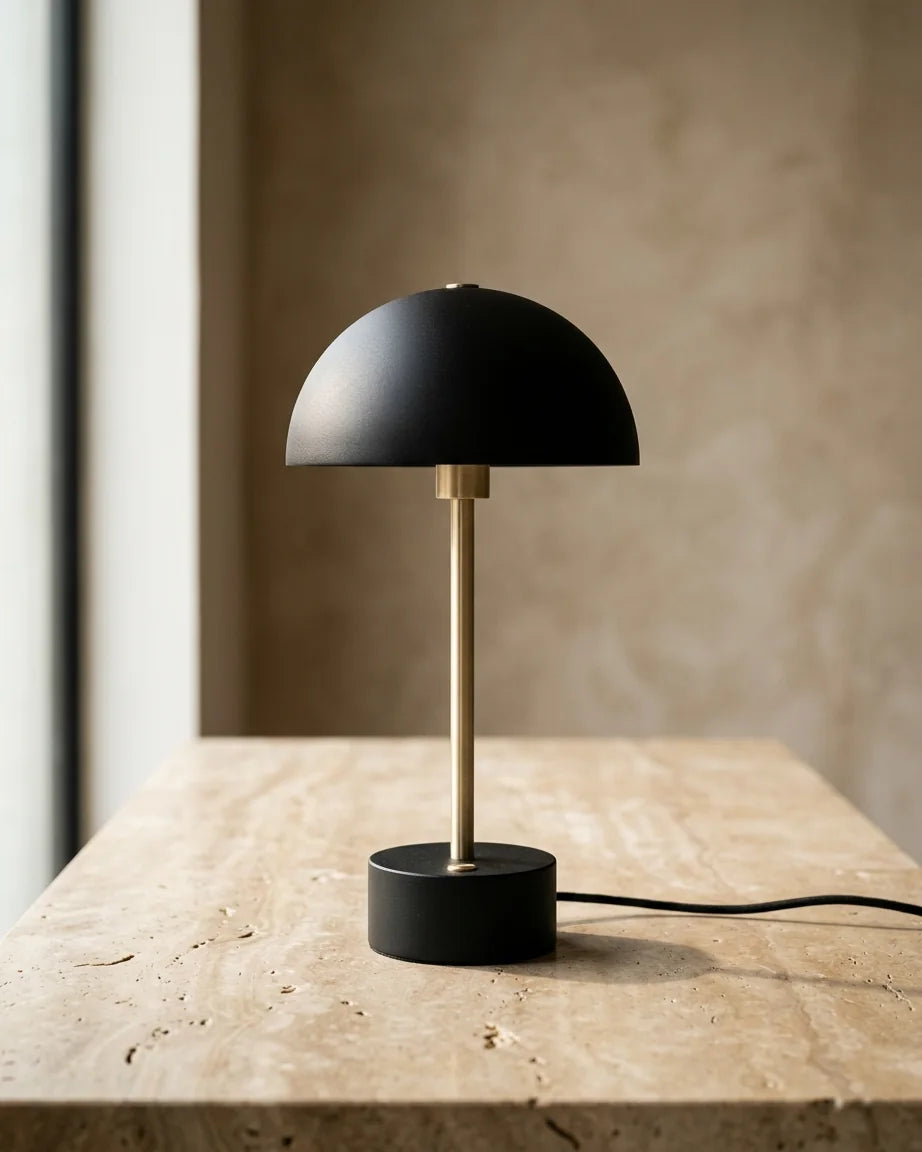 Composición editorial de una lámpara de mesa sin marca sobre piedra